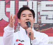 신촌 유세 나선 이용호 후보