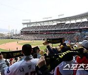 선수들 공간을 한눈에...KIA, 토요일 홈 경기마다 어린이 챔필 투어 실시