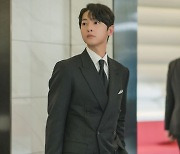 송중기, '눈물의 여왕' 특별 출연→김수현・김지원과 티키타카 호흡