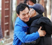 시민과 포옹하는 안규백 더불어민주당 동대문갑 후보