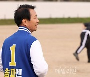 운동하는 시민 바라보는 송기호 더불어민주당 송파을 후보