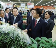 사과와 대파가 막말 눌렀다… 선거 영향 1위 요인은 ‘물가’[총선 여론조사]