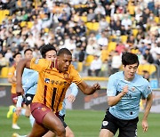 상대 측면 파고드는 광주FC 가브리엘