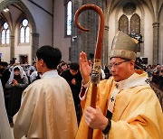 명동성당 대성당 들어선 정순택 대주교