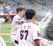 첫 승 헤이수스,'축하 물세례 좋아' [사진]