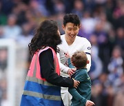 토트넘 팬들의 영웅 SON...어린이 팬의 난입, "삼촌이 최고! 유니폼 주세요"