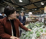 높은 농산물값에 유가·환율도 ‘들썩’… 3%대 물가 계속된다