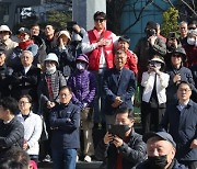 낯 뜨거운 막말, 등 돌리는 중도층