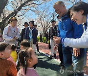 문재인 전 대통령 "칠십 평생 이렇게 못하는 정부 처음 본다"