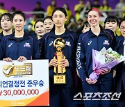 [포토] 준우승 트로피 든 김연경 김수지 윌로우