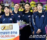 [포토] 준우승 트로피 든 김연경, 수고많았어!