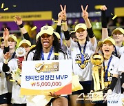 [포토] 모마, 챔피언결정전 MVP!