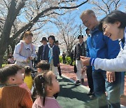 文 전 대통령 "70 평생 이렇게 못하는 정부는 처음"