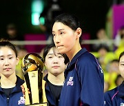 [ST포토] 준우승 트로피 받는 김연경