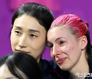 김연경 '눈물 흘리는 윌로우 달래주며'[포토]