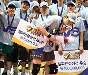 '통합 4연패+MVP' 정지석 "부상으로 힘들었던 시즌, 딸 앞에서 우승 기뻐"