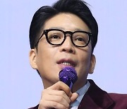 MC몽, '코인 뒷돈' 재판 영상 출석…"나도 피해자"