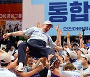 대한항공 틸리카이넨 감독, 헹가래 세리머니! [포토]