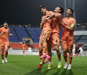 제주, '꼴찌' 전북 2-0 제압하고 6위…FC서울은 김천 5-1 대파 (종합)