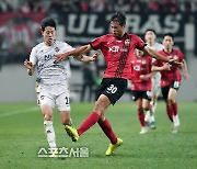 [포토]공 걷어내는 FC서울 김주성