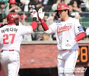 '한유섬 또 넘겼다!' 최정 빠진 SSG, 파죽의 5연승+승률 7할…두산 3연패[인천 리뷰]