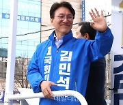 김민석 더불어민주당 영등포을 후보 '시민과 반가운 인사'