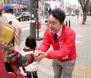 박용찬 국민의힘 영등포을 후보 '시민과 악수'