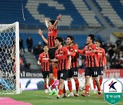 [K리그1 현장리뷰] 춘천서 울린 승리의 아리랑...'이상헌 멀티골' 강원, 대구에 3-0 승→시즌 첫 승!