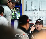 [MD포토] 이강철 감독을 미소 짓게 한 포수 강백호