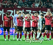 [MD포토] 5-1 승리 FC서울 '팬들에게 감사의 인사'