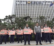 한화오션 특수선 근로자, 경찰청 앞에서 HD현대중공업 강력 수사촉구