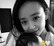 '9살 연상 금융맨♥' 손연재, 생후 한 달 子 공개···붓기가 하나도 없네