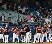 팬들에게 승리 인사 전하는 CPBL 퉁이 라이온스 [사진]