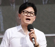 한동훈, 유세현장서 욕설 퍼붓는 시민 경찰이 제지하려 하자 “괜찮다”