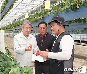 청년농업인과 대화하는 강호동 농협중앙회장