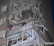 [포토]러 미사일 공습에 조각난 히르키우 아파트
