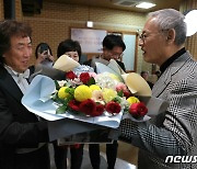 꽃다발 전달하는 유인촌 장관