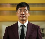 [현장에서]"민감한 부분이다" 이정효 감독은 왜 논란을 알면서도 걸개를 떼냈나
