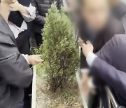 울산 유세현장서 이재명에 접근한 남성 경찰에 제지