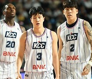 [KBL 6강 PO 리뷰] ‘삼각편대 위용+워니 봉쇄’ KCC, SK 꺾고 1차전 승리 … 4강 PO 진출 확률 92.3%