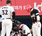 [MD포토] 타구 맞은 장성우 '참을 수 없는 고통'