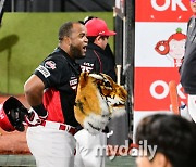 [MD포토] 시즌 첫 홈런 소크라테스 '진짜 이럴꺼야'