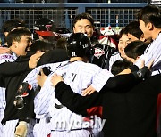 [MD포토] LG '오스틴 동점 홈런에 축제 분위기'