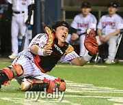 [MD포토] 박동원 '글러브 끝으로 잡아낸 파울 타구'