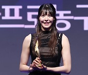 여자농구 박지수, 통산 4번째 MVP…최초 8관왕