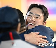 김재환,'알칸타라와 뜨거운 포옹' [사진]