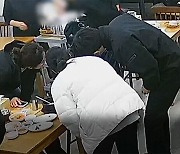 식당서 고개 푹, 말 걸어도 무반응…유심히 보던 경찰의 기지