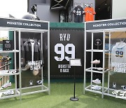 10명 중 7명은 RYU 유니폼 샀다…돌아온 류현진, 굿즈 매출도 '괴물급'