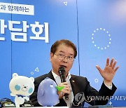 '청년응원 간담회' 하는 이정식 장관