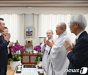 합장하는 윤 대통령